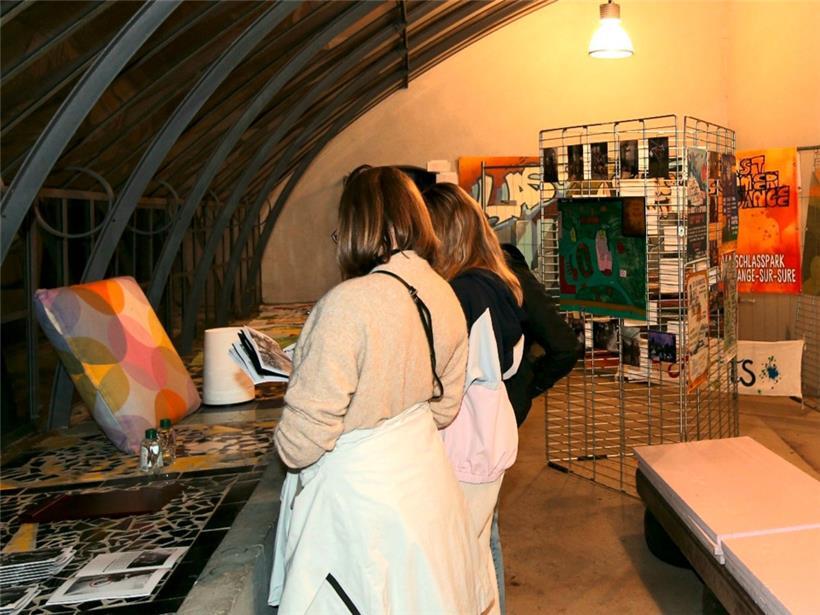 Verkauft wurden Teile der Kulissen wie Stühle, Deko oder Beschilderungen