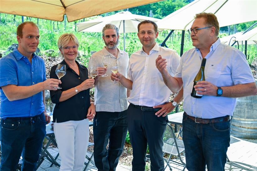 Verköstigung von alkoholfreiem Wein: (v.l.n.r.) Der Winzer Jean-Marc Schlink, die luxemburgische Landwirtschaftsministerin Martine Hansen, der Winzer Jeff Konsbrück, EU-Landwirtschaftskommissar Christophe Hansen sowie der Winzer Guy Krier 
