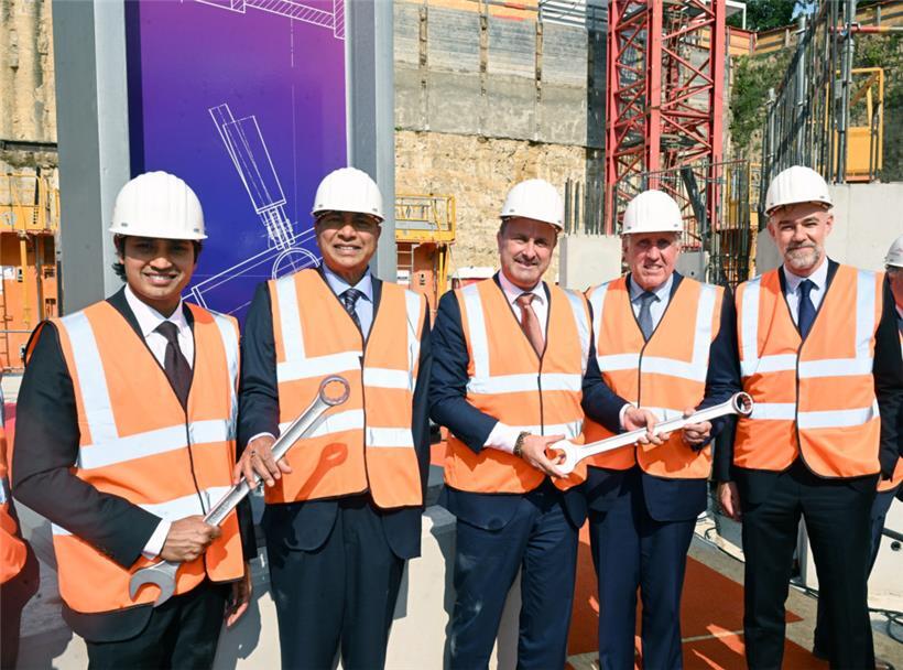Verlegung des ersten Stahlträgers für den neuen Hauptsitz von ArcelorMittal auf Kirchberg in Anwesenheit von Aditya Mittal, Lakshmi Mittal, Xavier Bettel, François Bausch und Franz Fayot (v.l.)
