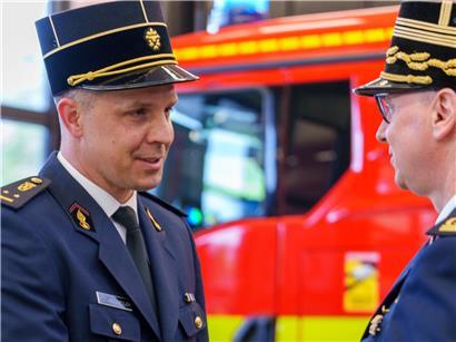 Leutnant Mike Scheidweiler erhält Dienstabzeichen vom CGDIS-Generaldirektor Paul Schroeder bei offizieller Verleihung