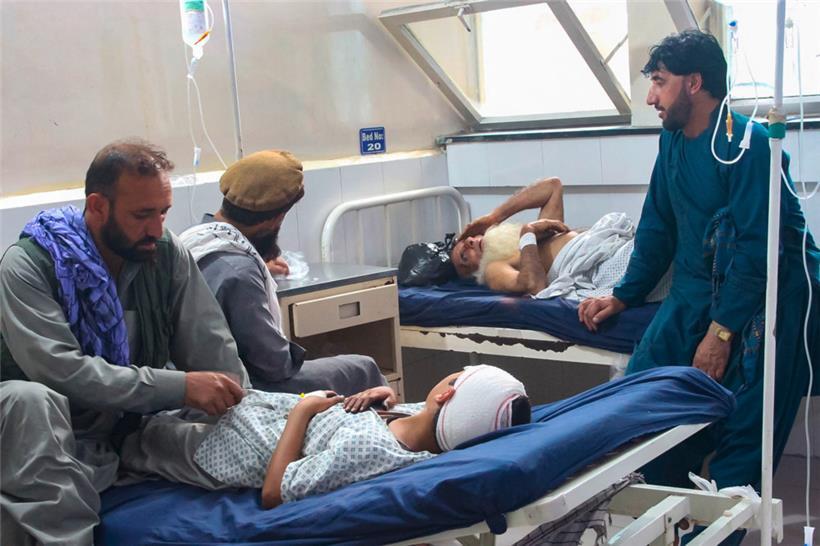 Verletzte Afghanen werden nach einem Erdbeben in einem Krankenhaus behandelt 
