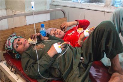 Verletzte afghanische Kinder werden nach einem Erdbeben in Jalalabad im Osten Afghanistans am 1. September 2025 in einem Krankenhaus behandelt
