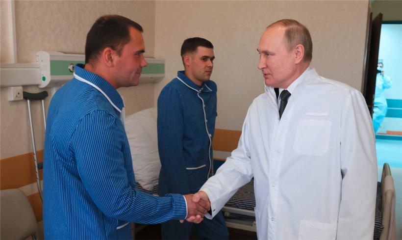 Verletzte russische Soldaten bekommen Besuch von ihrem Präsidenten – durch ein neues Gesetz kann jeder bis zum Alter von 65 Jahren in den Krieg ziehen
