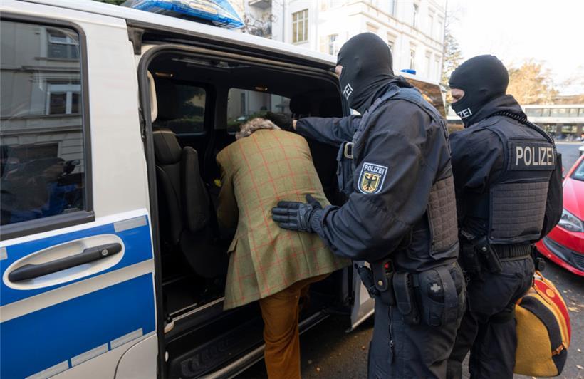 Vermummte Polizisten haben bei einer Razzia in der ersten Dezemberwoche 25 sogenannte „Reichsbürger“ festgenommen
