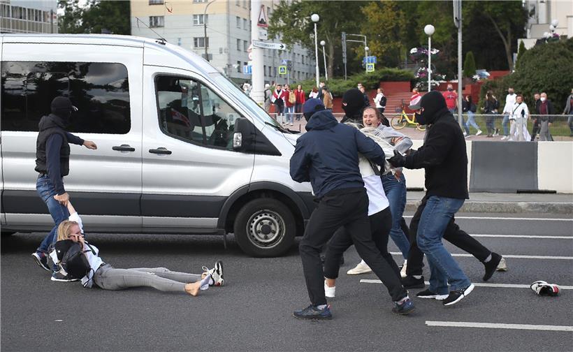 Vermummte Polizisten in Zivil nehmen bei einem Protest der belarussischen Opposition gegen die Ergebnisse der Präsidentenwahl Demonstrantinnen fest
