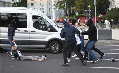 Vermummte Polizisten in Zivil nehmen bei einem Protest der belarussischen Opposition gegen die Ergebnisse der Präsidentenwahl Demonstrantinnen fest
