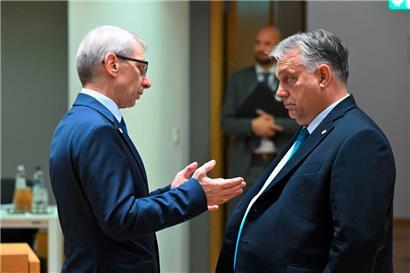 Vermutlich sprachen beide über die Gastransitsteuer: Bulgariens Premierminister Nikolai Denkow (l.) im Gespräch mit dem ungarischen Regierungschef Viktor Orban Ende Oktober in Brüssel

