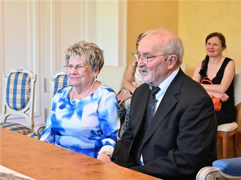 Véronique (84) und Henri (86) feiern ihre Eiserne Hochzeit mit Familie im Düdelinger Rathaus am 22. Mai