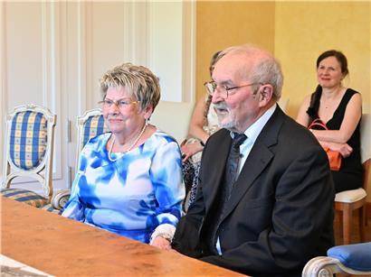 Véronique (84) und Henri (86) feiern ihre Eiserne Hochzeit mit Familie im Düdelinger Rathaus am 22. Mai