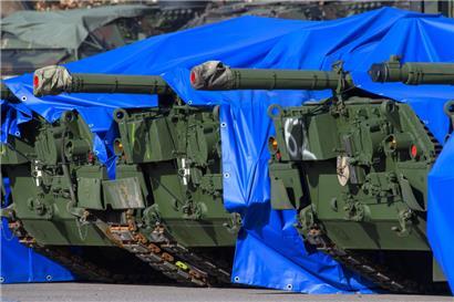 Verpackte Panzer vom Typ Leopard 1 stehen für den Transport in die Ukraine bereit
