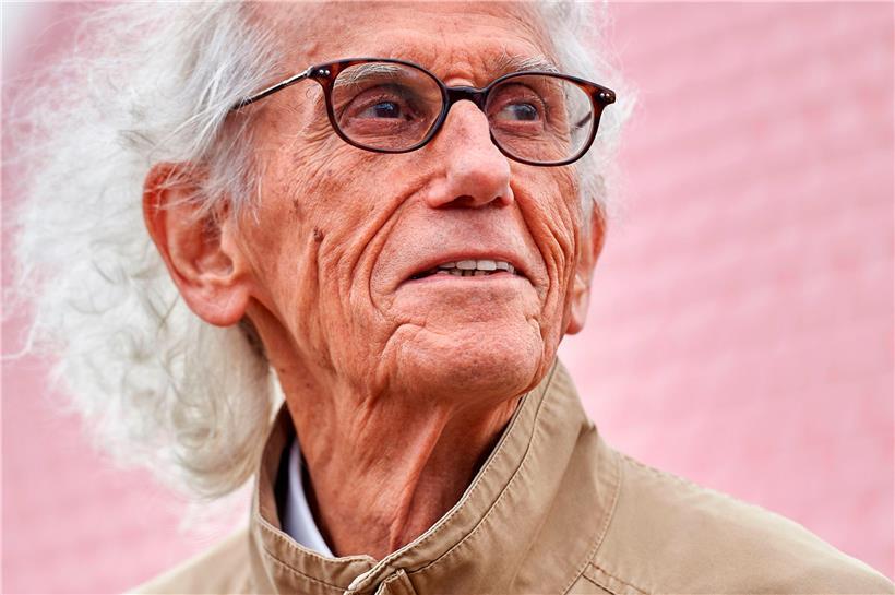 Verpackungskünstler Christo Vladimirov Javacheff, besser bekannt als „Christo“ ist mit 84 Jahren verstorben.

