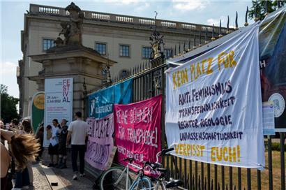 „Verpisst euch“: Unter anderem mit Bannern wurde gegen den Vortrag einer Biologin an der Humboldt-Universität Stimmung gemacht
