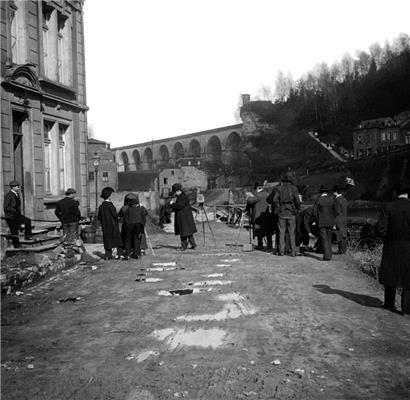 Vers 1910 – probablement un cours de photographie dans la vallée de la Pétrusse (Collection René Naegelen)
