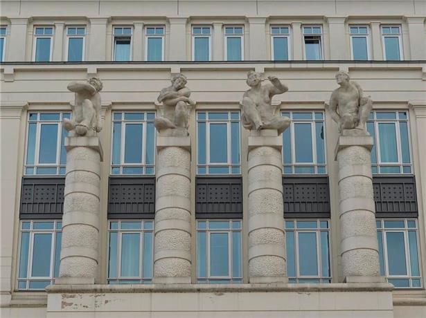 Verschämt, Lauschend, Ermahnend und Auf der Hut heißen die Figuren in der „Cité judiciaire“: Jos Nickts will nach RTL auch den anderen Medien des Landes die Nennung seines Namens untersagen
