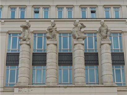 Verschämt, Lauschend, Ermahnend und Auf der Hut heißen die Figuren in der „Cité judiciaire“: Jos Nickts will nach RTL auch den anderen Medien des Landes die Nennung seines Namens untersagen
