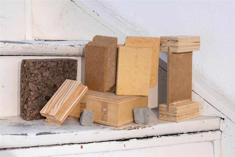 Verschiedene Holzdämmungen: Die grauen „Steine“ zeigen gehärteten Glasschaum aus recyceltem Glas
