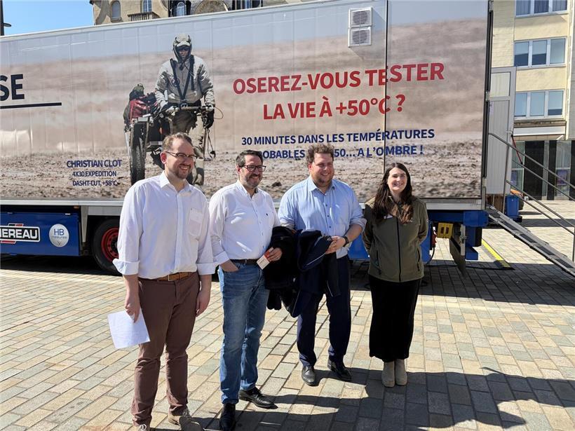 Verschwitzte Lokalpolitiker Christian Weis, Bruno Cavaleiro und Meris Sehovic bei hitziger Diskussion im Rathaus
