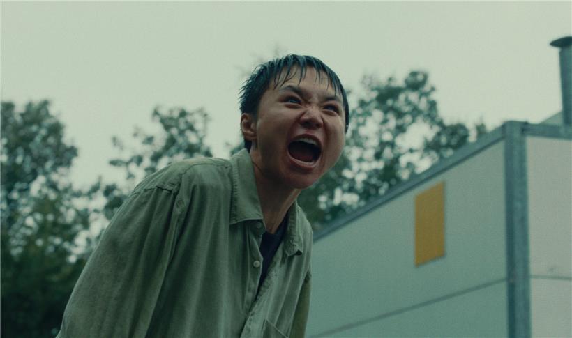 Geflüchteter Akim kämpft mit deutschen Bürokratie-Regeln und Verboten, Symbol für bürokratische Hürden und Integration