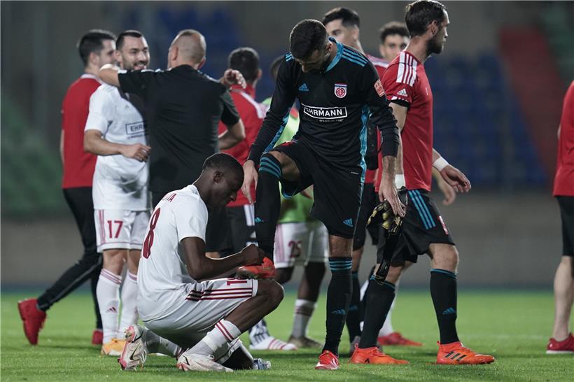 Vertauschte Rollen: Stürmer Michael Omosanya putzte Torhüter Emanuel Cabral die Schuhe
