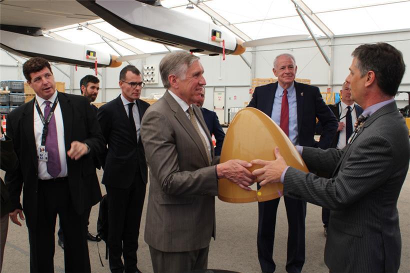 Verteidigungsminister François Bausch begutachtet eins der superleichten Flugzeugteile
