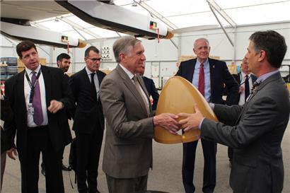 Verteidigungsminister François Bausch begutachtet eins der superleichten Flugzeugteile
