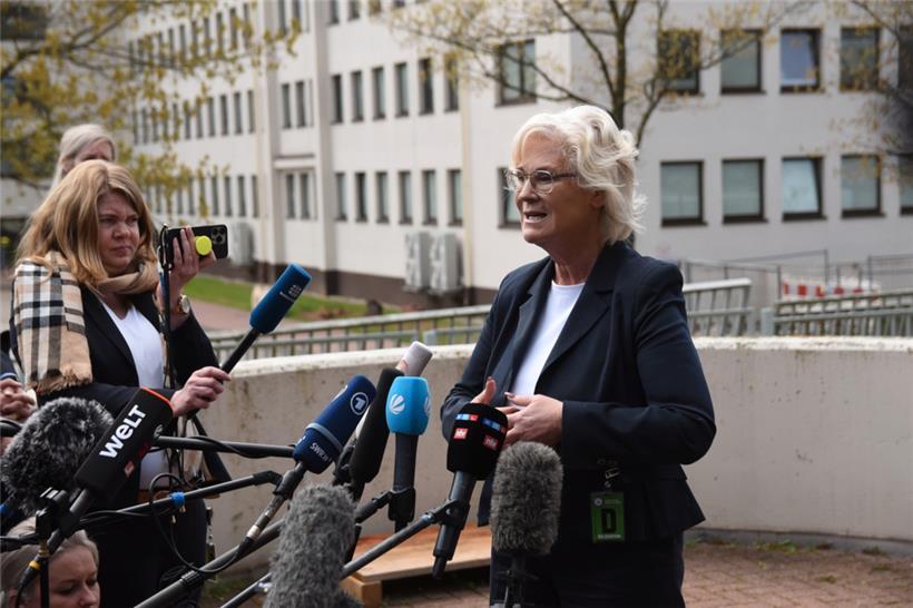 Verteidigungsministerin Christine Lambrecht spricht in Ramstein

