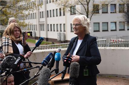 Verteidigungsministerin Christine Lambrecht spricht in Ramstein
