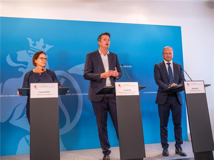 Verteidigungsministerin Yuriko Backes, Wirtschaftsminister Lex Delles und Finanzminister Gilles Roth präsentieren neues Finanzinstrument bei Pressekonferenz