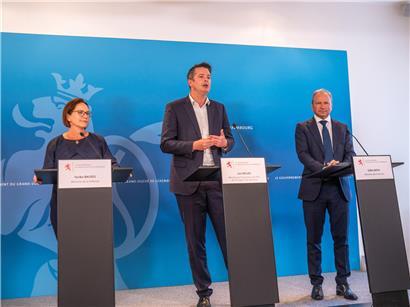 Verteidigungsministerin Yuriko Backes, Wirtschaftsminister Lex Delles und Finanzminister Gilles Roth präsentieren neues Finanzinstrument bei Pressekonferenz