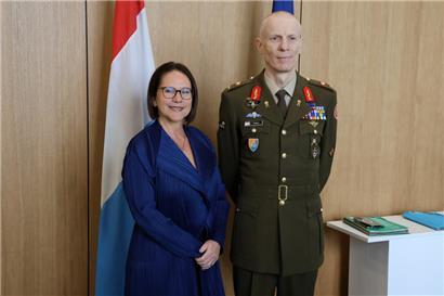 Verteidigungsministerin Yuriko Backes und General Steve Thull, Generalstabschef der luxemburgischen Armee

