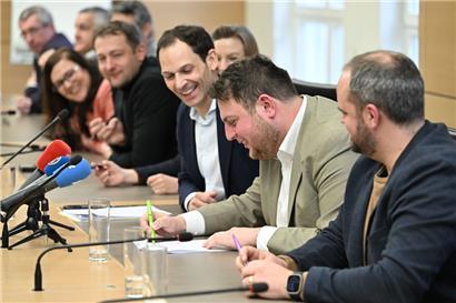 Vertreter der Parteien bei der Unterzeichnung des Abkommens am Montag in der Chamber
