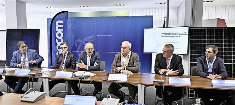 Vertreter von Ministerien und Unternehmen: (v.l.n.r.) Franz Fayot (Wirtschaftsminister), Claude Turmes (Energieminister), Marc Thein (Präsident Socom), Fred Conrads (EvoCells), Michel Thein (SolarCells)
