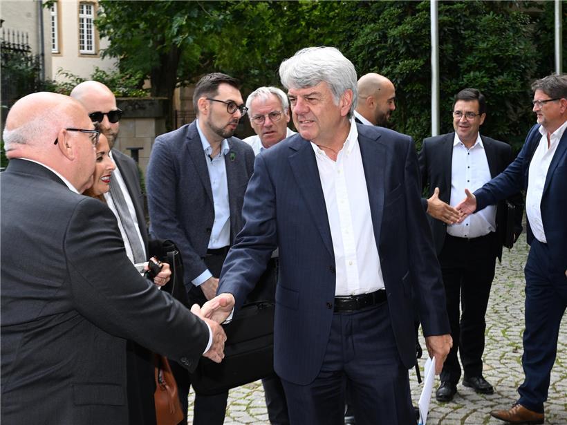 Vertreter von OGBL, LCGB und CGFP vor der Sozialronn im Innenhof des luxemburgischen Staatsministeriums am 9. Juli