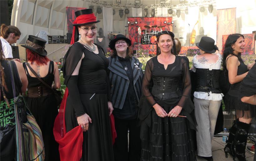 Vertreterinnen der Geheimen coppelianischen Straßenbau-Gesellschaft (GCSG), in A...