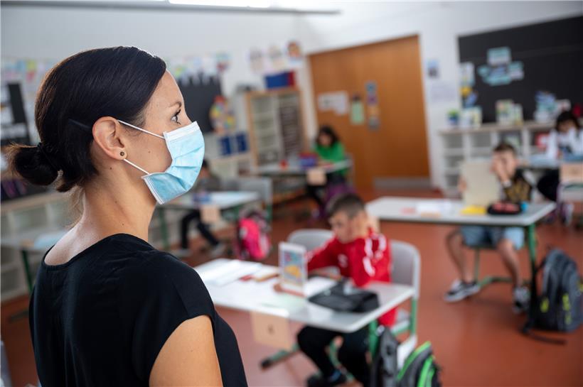 Vertretungslehrer in der Grundschule haben nicht die Aufgabe, nichts zu tun. Sie unterrichten in der Klasse und sollen die Kurse zu Hause vorbereiten. 
