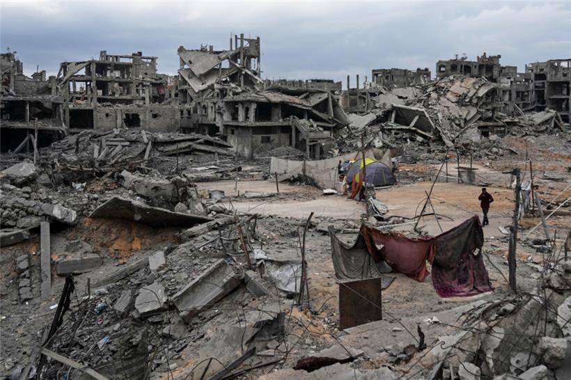 Vertriebene Palästinenser errichten ihre Zelte inmitten zerstörter Gebäude im Flüchtlingslager Shati, nachdem Israel und die Hamas eine Waffenruhe und die Freilassung der verbleibenden Geiseln vereinbart hatten
