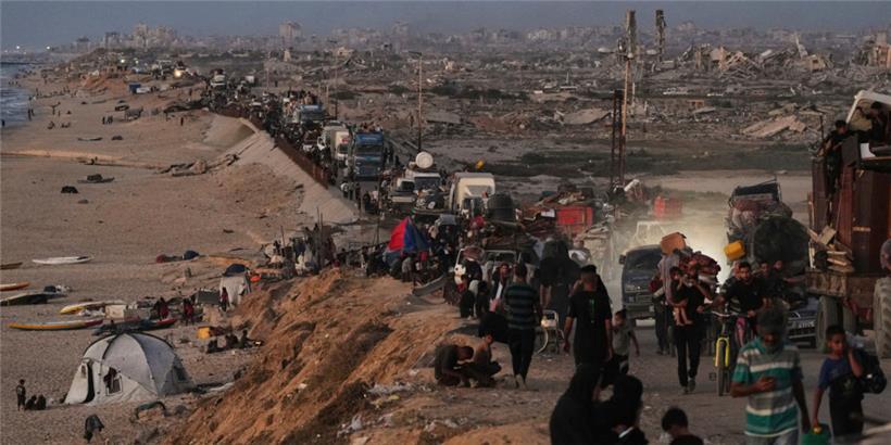 Vertriebene Palästinenser fliehen aus dem nördlichen Gazastreifen entlang der Küstenstraße in Richtung Süden, als Israel eine erweiterte Operation in Gaza-Stadt ankündigt
