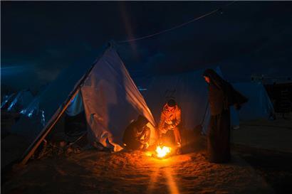 Vertriebene Palästinenser in einem Zeltlager in Khan Yunis nahe der Grenze zwischen dem Gaza-Streifen und Israel
