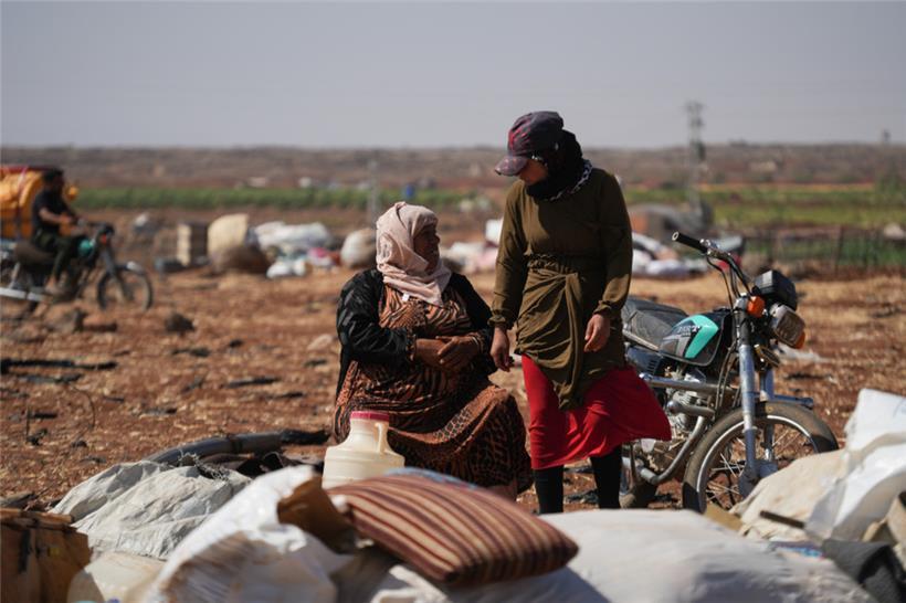 Vertriebene arabische Familien der sunnitischen Beduinen verlassen das Gebiet mit ihren Habseligkeiten in der südsyrischen Provinz Suwaida in Richtung der benachbarten Provinz Daraa
