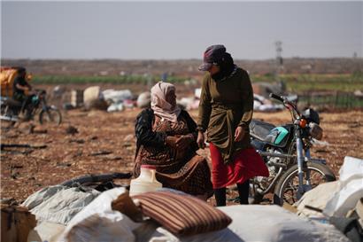 Vertriebene arabische Familien der sunnitischen Beduinen verlassen das Gebiet mit ihren Habseligkeiten in der südsyrischen Provinz Suwaida in Richtung der benachbarten Provinz Daraa
