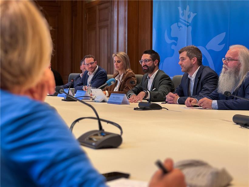 Verwaltungsratsmitglieder bei Gründung des Centre des monuments Luxembourg 2024 mit Kulturminister Eric Thill (3.v.l.), Präsident Patrick Diederich (l.) und dem ersten Generalkoordinatoren Marc Gierenz (2.v.r.)