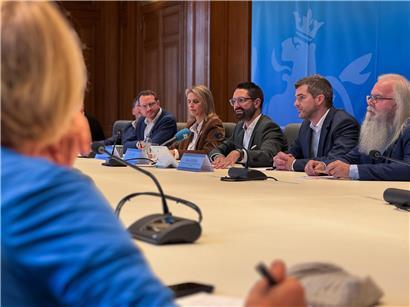 Verwaltungsratsmitglieder bei Gründung des Centre des monuments Luxembourg 2024 mit Kulturminister Eric Thill (3.v.l.), Präsident Patrick Diederich (l.) und dem ersten Generalkoordinatoren Marc Gierenz (2.v.r.)