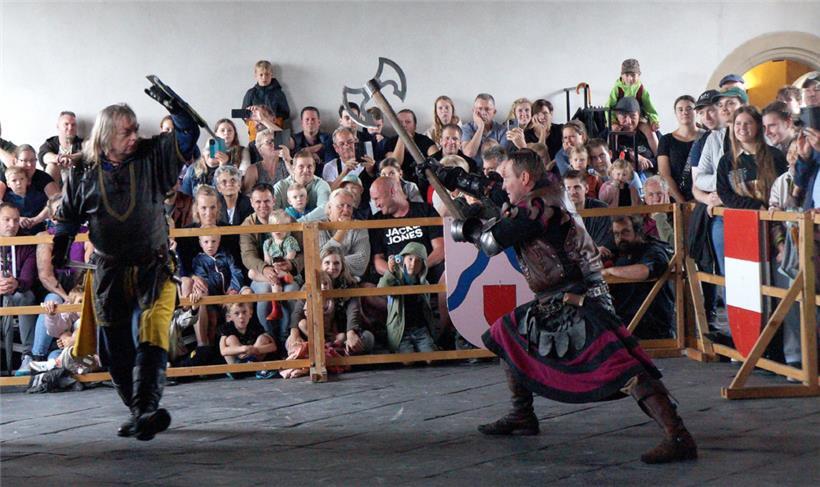 Verwegene Kampfszenen mit ausgefeilten Choreografien, präsentiert vom tschechisc...