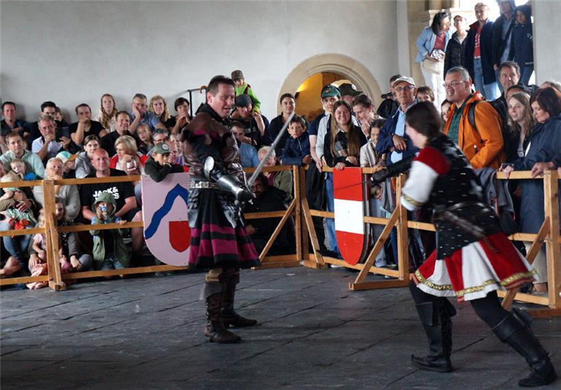 Verwegene Kampfszenen mit ausgefeilten Choreografien, präsentiert vom tschechisc...