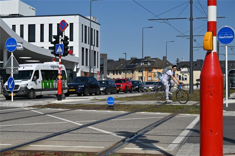 Verwirrend: Es ist schon vorgekommen, dass Autos in den links im Bild zu sehenden „Rangwee“ abbiegen wollten und dabei auf die Tramstrecke gerieten
