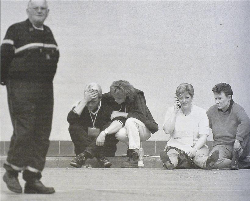 Verzweifelte Familienangehörige warten auf Nachrichten aus dem „Spatzennascht“. Die gesamte Ortschaft fiebert mit den Ereignissen am Bocksberg.
