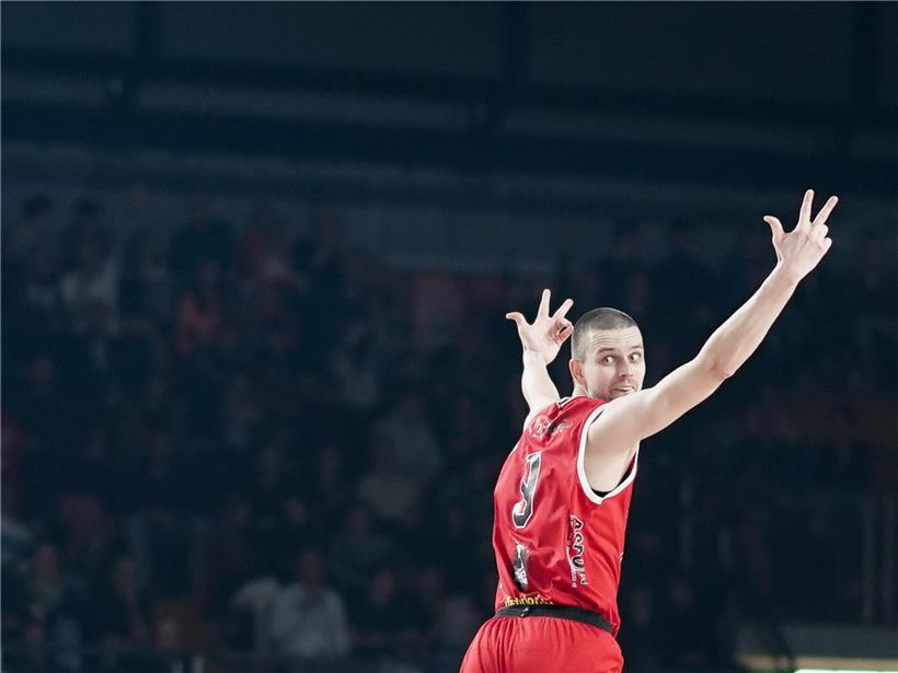 Vic Heuschling in Aktion, trifft mehrere Würfe im dritten Viertel, Basketballspiel mit starker Leistung