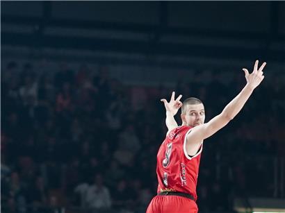 Vic Heuschling in Aktion, trifft mehrere Würfe im dritten Viertel, Basketballspiel mit starker Leistung