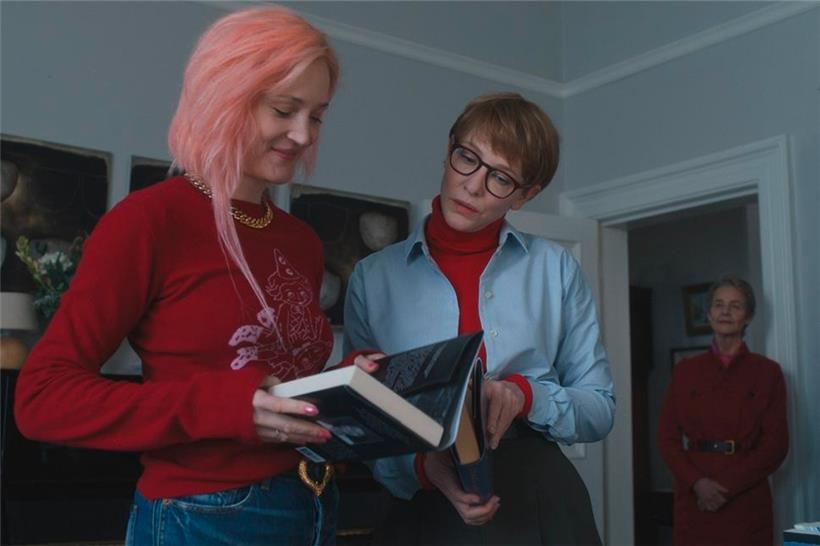 Vicky Krieps (l.) an der Seite von Cate Blanchett (r.) und Charlotte Rampling (Hintergrund) in „Father Mother Sister Brother“
