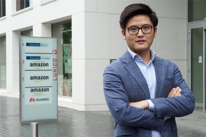 Victor Qian, Geschäftsführer von Huawei in Luxemburg, auf Kirchberg vor dem Gebäude mit den Büros der Gesellschaft
